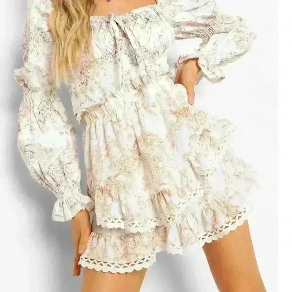 BOOHOO PORCELAIN PRINT DOUBLE FRILL SHORTS - Picture 3 of 5